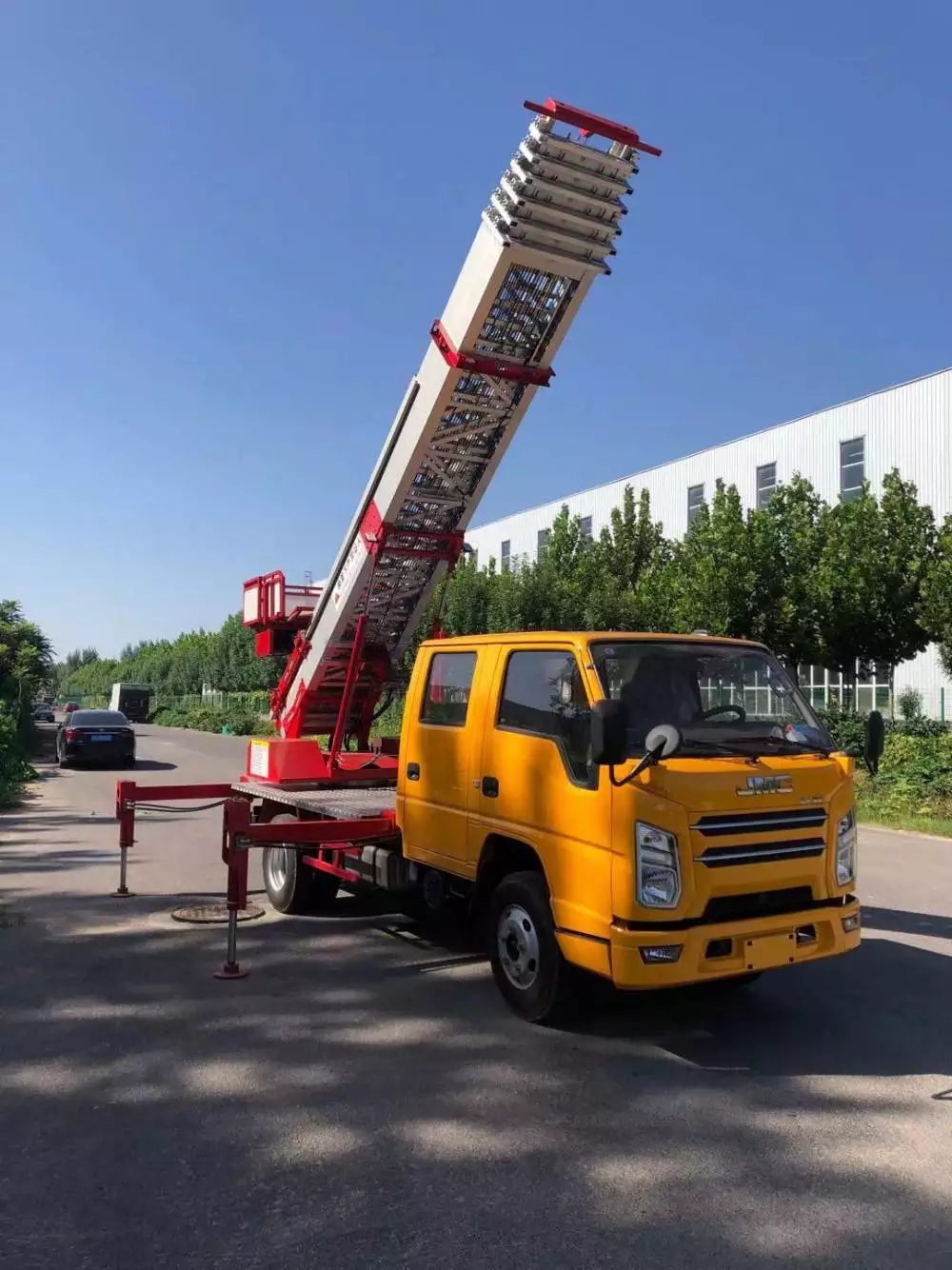 临沂附近的云梯车出租服务：轻松解决高空作业需求